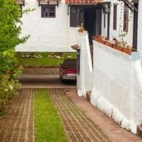 is it rude to park your car in front of neighbor's house