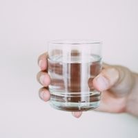 How to remove hard water stains from drinking glasses