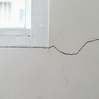 wall is making a crackling noise